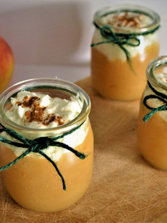 Una foto de Vasitos de compota de manzana y requesón. Apto para personas con diabetes