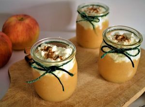 Foto principal de Vasitos de compota de manzana y requesón. Apto para personas con diabetes