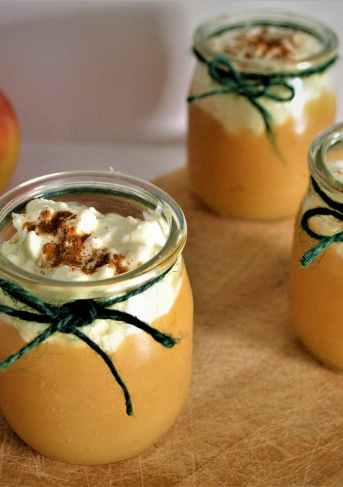 Una foto de Vasitos de compota de manzana y requesón. Apto para personas con diabetes