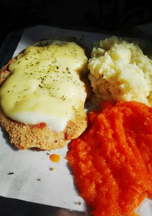 Una foto de 💥Milanesa a la suiza con puré mixto