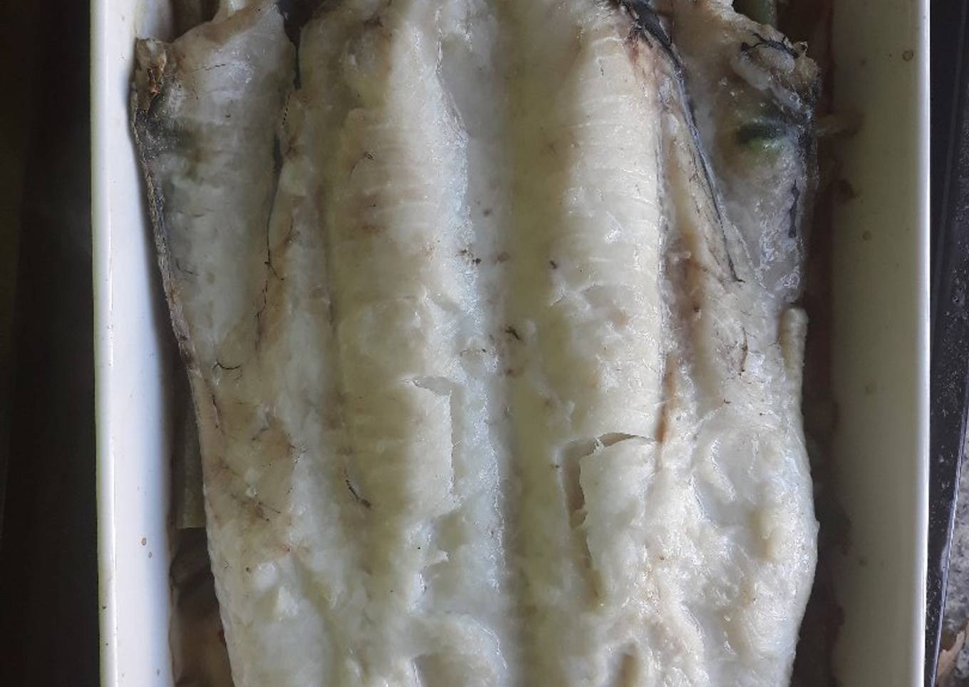 Merluza al horno con patatas panaderas y menestra