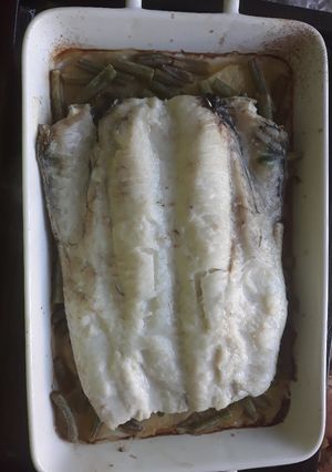 Una foto de Merluza al horno con patatas panaderas y menestra
