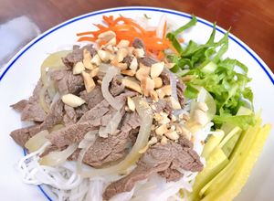 Hình của món Bún Trộn Bò Nhúng Dấm Mắm Tôm.