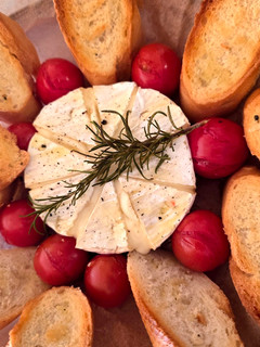 Rozmaringos camembert sült paradicsommal és bagettel recept fotója