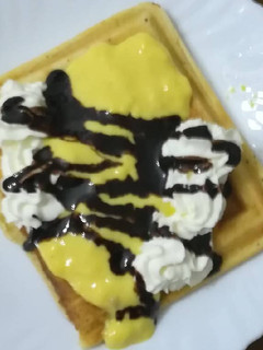 Una foto de Gofres con natillas casera y nata