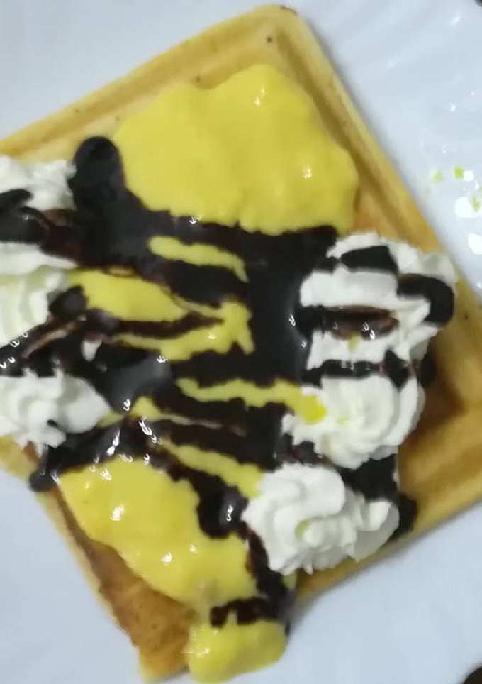 Una foto de Gofres con natillas casera y nata