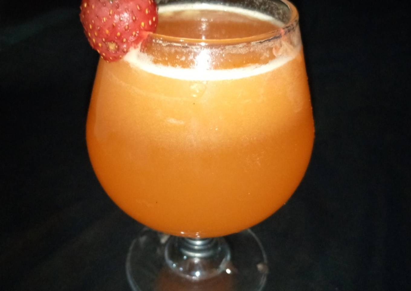 Pineapple & strawberry fizz