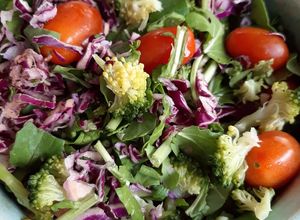 Una foto de Ensalada multicolor con brócoli