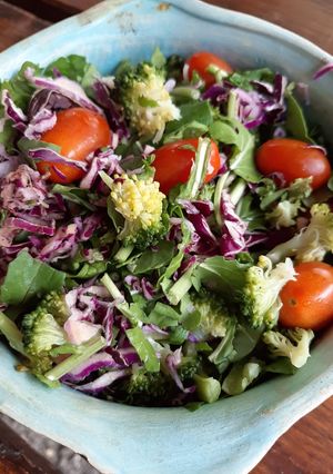 Una foto de Ensalada multicolor con brócoli