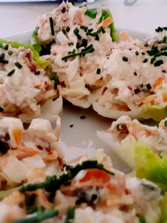 Una foto de Cogollos rellenos de ensalada de surimi y atún