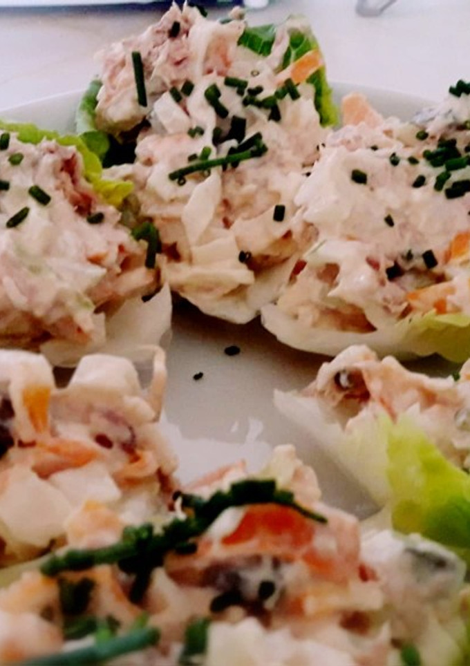 Una foto de Cogollos rellenos de ensalada de surimi y atún
