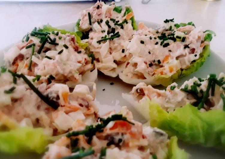Cogollos rellenos de ensalada de surimi y atún