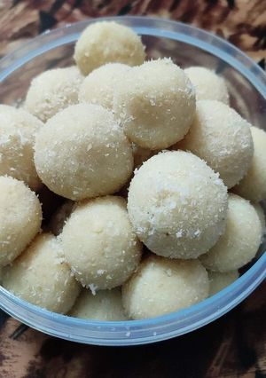 A picture of Coconut laddoo.