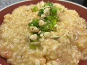 Una foto de risoto de camarones