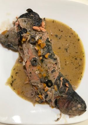 Una foto de Trucha con vino y aceitunas negras