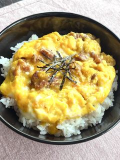 A picture of Quick Oyakodon with Canned Yakitori.