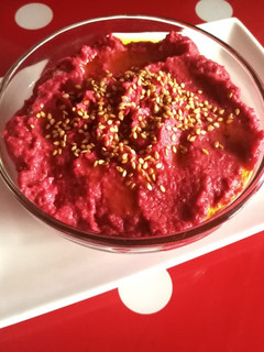 Una foto de Hummus de remolacha vegano🌱vegetariana