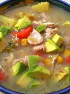 Una foto de Sopa de pollo y maíz
