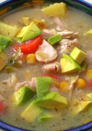 Una foto de Sopa de pollo y maíz