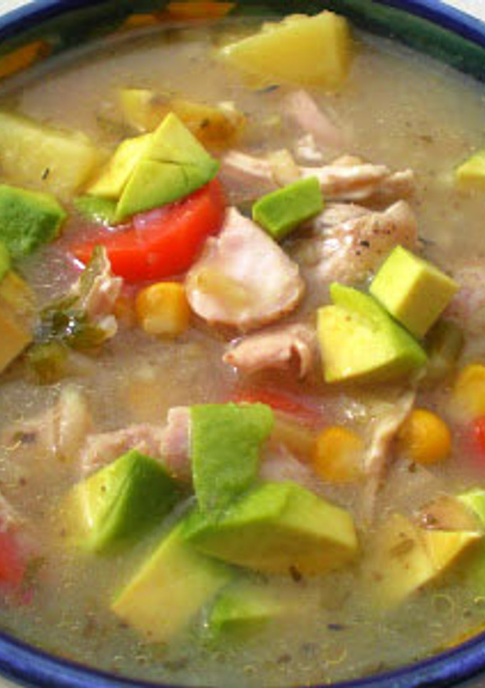 Una foto de Sopa de pollo y maíz