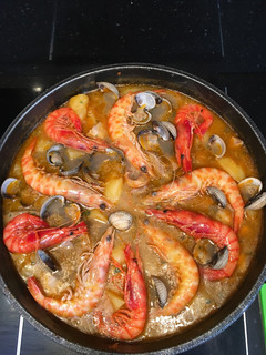 Una foto de Marmitaco de atún con 🦐 gambas, 🍤 langostinos y berberechos a mi manera