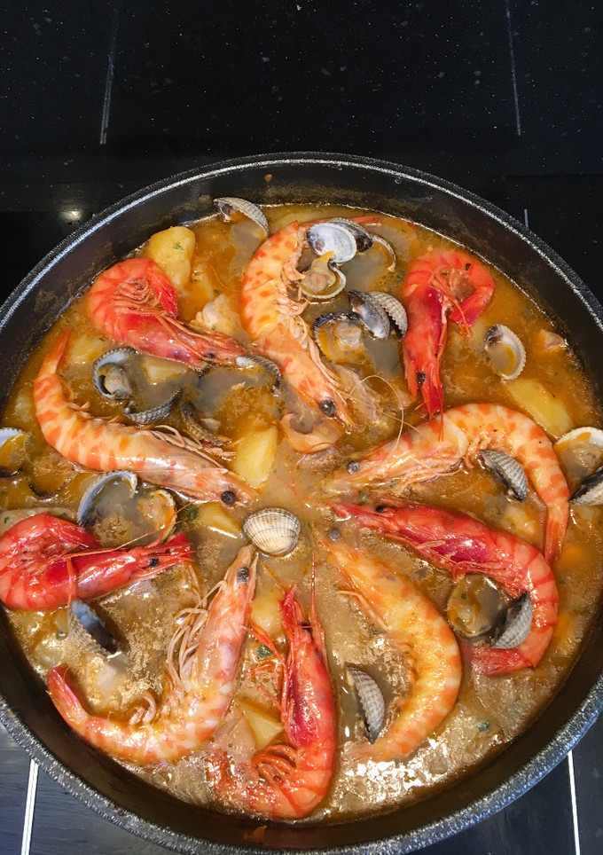 Una foto de Marmitaco de atún con 🦐 gambas, 🍤 langostinos y berberechos a mi manera