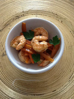 Una foto de Gambas y zanahorias con salsa soja y miel