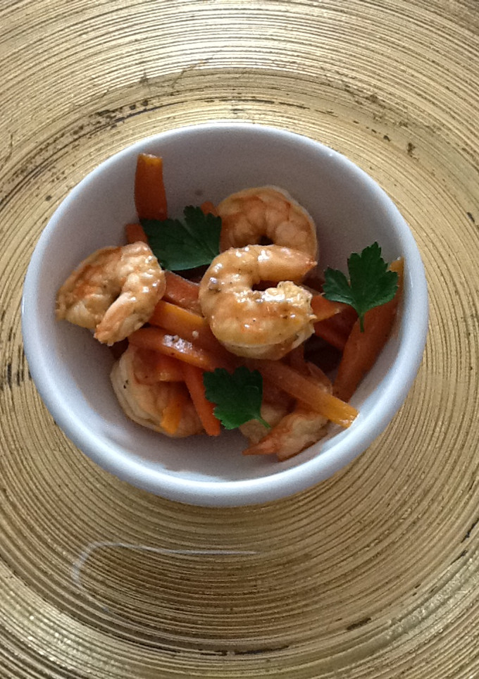 Una foto de Gambas y zanahorias con salsa soja y miel