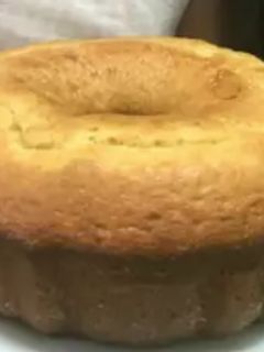 Una foto de Bizcocho de yogur fácil, esponjoso y rápido