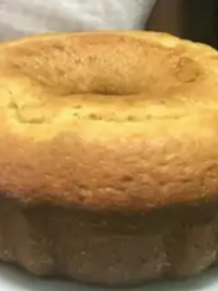 Una foto de Bizcocho de yogur fácil, esponjoso y rápido