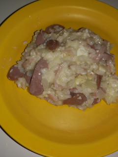 Una foto de Arroz con queso, salchicha y jamón York