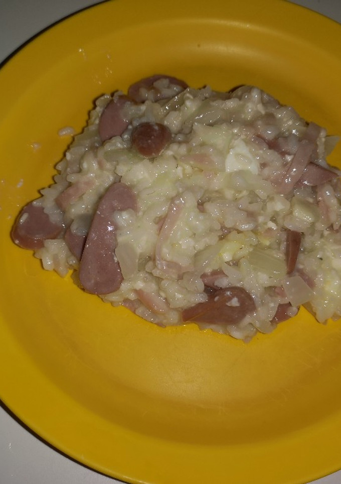 Una foto de Arroz con queso, salchicha y jamón York