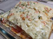 Una foto de lasaña con cilantro