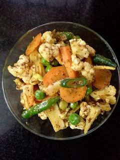 मीक्स भाज्यांचे लोणचे (mix bhajyache lonche recipe in marathi) रेसिपी चे मुख्य फोटो 