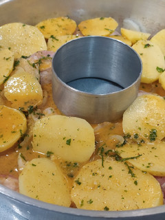 Una foto de Pollo con patatas en cacerola horno
