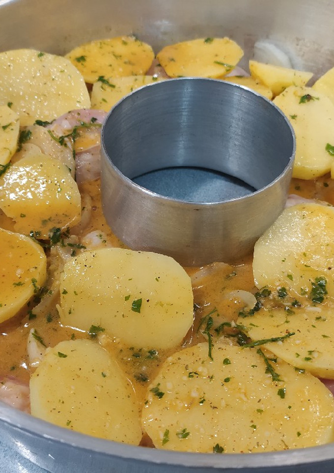 Una foto de Pollo con patatas en cacerola horno