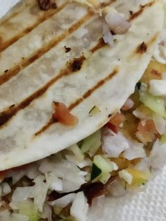 ચીઝી ફ્રેન્કી (Cheesy Frankie Recipe In Gujarati) રેસીપી મુખ્ય ફોટો