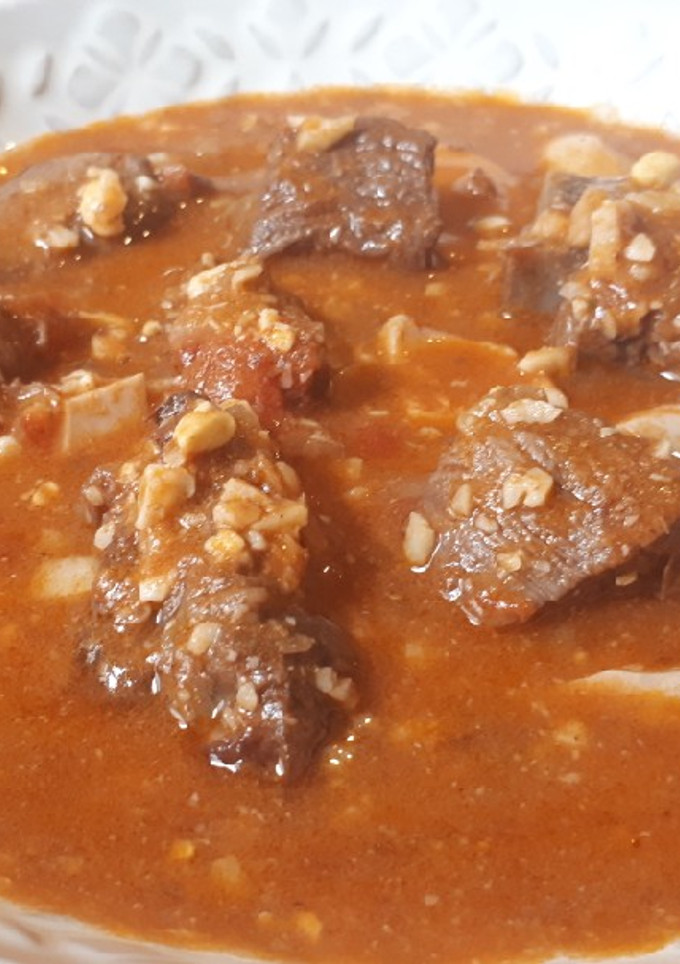 Una foto de Caldereta de cordero con vino tinto, huevo duro y almendras