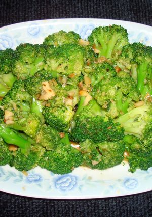 A picture of Steamed broccoli with ginger and oyster sauce.