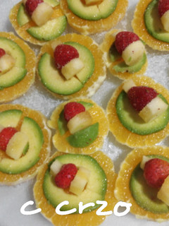 Una foto de Naranjas, manzanas, aguacate y fresas
