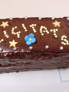 Una foto de Bizcocho con muss de fresa, ganache de chocolate y cobertura de chocolate