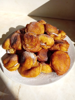 Una foto de Buñuelos rellenos manjar