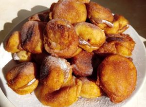 Una foto de Buñuelos rellenos manjar