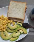 Bữa sáng với trái bơ và trứng: cách 3: sandwich bơ và trứng xào