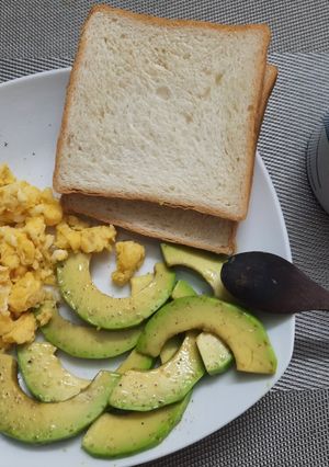 Hình của món Bữa sáng với trái bơ và trứng: cách 3: sandwich bơ và trứng xào.