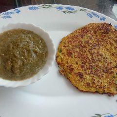 A picture of Veggie Oats Chilla with green chutney.