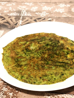 Una foto de Tortilla de espinaca, espárragos y gambas