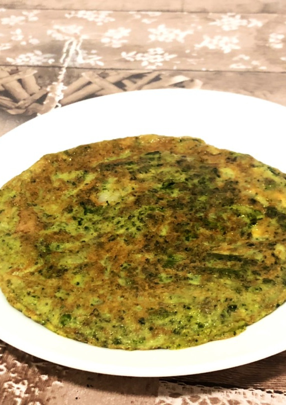 Una foto de Tortilla de espinaca, espárragos y gambas