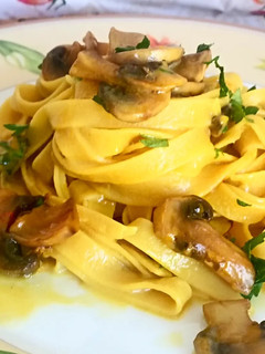 Foto di Tagliatelle funghi champignon e zafferano