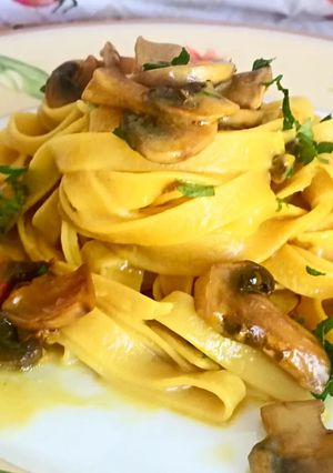 Foto di Tagliatelle funghi champignon e zafferano